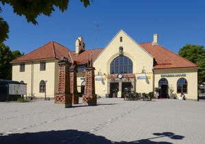 Folke Zettervall이 그린 중앙 기차역의 노란색 역 건물은 1918년에 개장했다