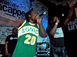 왈레가 2011년 고향인 워싱턴 D.C.에서 블랙 코베인과 함께 공연하고 있다.