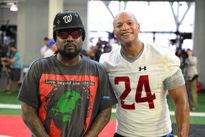 왈레와 메릴랜드 주 주지사 웨스 무어가 2024년 메릴랜드 테라핀스 풋볼 훈련 캠프에 참석한 모습