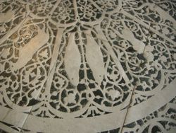 산 미니아토 성당의 오푸스 세크틸레 바닥에 있는 황도대 세부 묘사.