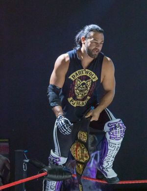 데스티니 월드 레슬링 챔피언십 벨트를 든 블랙