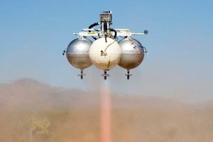 Pixel 레벨 1 시도. 흰색 탱크는 단열되어 있으며 액체 산소를, 회색 탱크는 에탄올을 담고 있다.