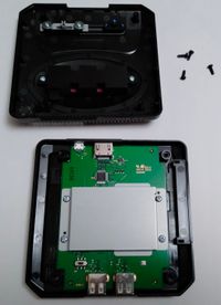 메가 드라이브 미니 2의 섀시 내부. SoC 클럭 증가로 방열판이 추가되었다.