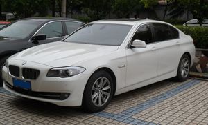 화천자동차-BMW 합작사에서 생산된 BMW 5 시리즈 LWB