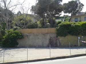 비아 데 가스페리 1번지에 있는 유대인 묘지의 둘레 벽과 벽돌로 막힌 문