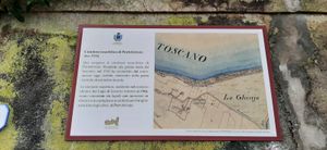 2023년 1월 27일 포르토페라이오 유대인 묘지 벽에 설치된 패널