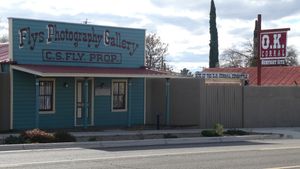 플라이 스튜디오 재건과 OK 코랄 입구