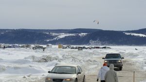 생풀게스의 얼음 오두막 "마을"에서 자동차들이 멀어지는 모습. 대형 자동차들은 얇아진 얼음 속으로 빠질 위험이 있다.