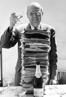 PIV 원고 뒤에 서 있는 PIV 편집자 가스통 바랭기앵