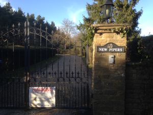 Relayer는 버지니아 워터에 있는 뉴 파이퍼스에서 녹음되었다.