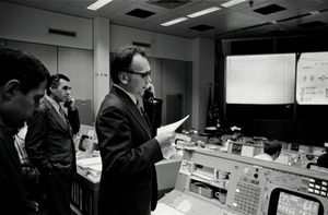 NASA 존슨 우주 센터 미션 통제 센터에서 스카이랩 4 미션 중 코후테크 혜성 관측에 대해 탑승한 우주 비행사들과 대화하는 코후테크