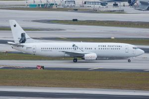 파이어 페스티벌 브랜딩이 적용된 항공기로, 참석자들을 페스티벌 장소로 수송하는 데 사용되었다.