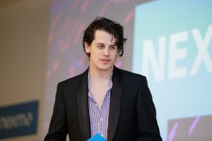 2014년 베를린에서 연설하는 야노풀로스