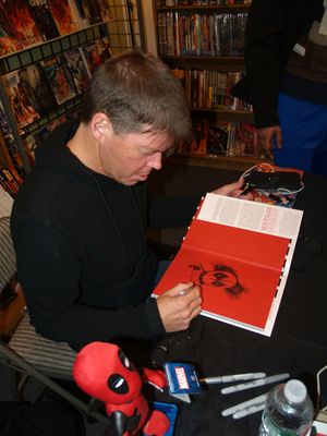 라이펠드가 2016년 데드풀 영화 개봉 3일 전에 데드풀 1권 하드커버 복사본에 데드풀을 스케치하고 있다. 그의 오른쪽에 해당 캐릭터의 조각상이 있다.