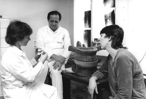 카린 뷔트너-얀츠(왼쪽)와 쿠르트 쉘나크(가운데)는 1980년대에 인공 척추 디스크 Charité Disc를 개발했다.