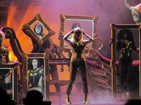 "(Drop Dead) Beautiful" 공연.