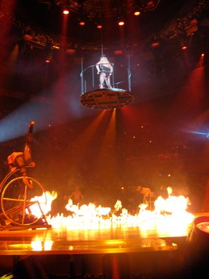 브리트니 스피어스, "I'm a Slave 4 U" 공연 모습