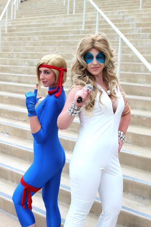 팬들이 코스프레를 하여 대즐러의 모습을 재현하고 있다.