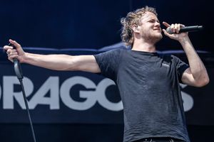 2013년 록 임 파크에서 이매진 드래곤스와 함께 공연하는 댄 레이놀즈