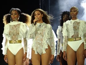 비욘세와 댄서들의 공연 모습