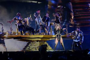 스위프트가 기울어진 무대에서 금색 뱀 장식과 함께 백댄서들과 "Look What You Made Me Do"를 공연하는 모습