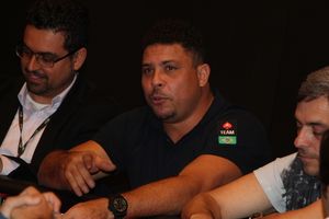 전 브라질 축구 선수 호나우두가 2014년 포커스타스와 함께 찍은 사진