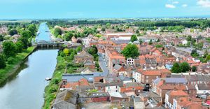 볼랜드는 링컨셔주 보스턴 근처에서 자랐다.