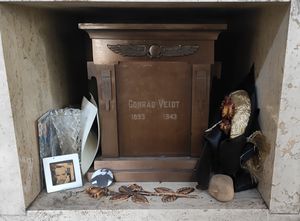 골더스 그린 화장터에 있는 파이트의 유골함