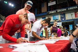 제임스 브라운 아레나에서 CSRA 대학의 밤 행사에 참석한 지역 고등학생들