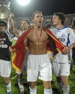 스파소예비치가 2008년 조지아 리그 우승을 차지하며 디나모 트빌리시 선수들과 함께 축하하고 있다.