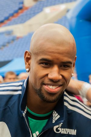 펠리피 산타나가 샬케 04 선수로 입단하는 모습.