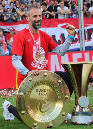 2019년 잘츠부르크의 오스트리아 분데스리가와 오스트리아 컵 트로피를 든 로제