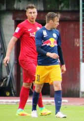 오르반(붉은 유니폼 왼쪽)은 2016년 8월 9일 FC 리퍼링과의 친선 경기에서 뛰고 있다.