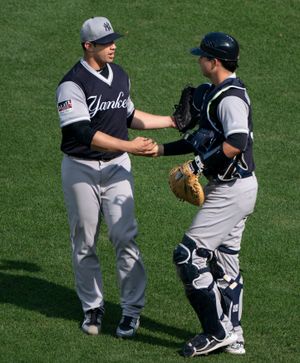 히가시오카 (오른쪽)와 루이스 세사