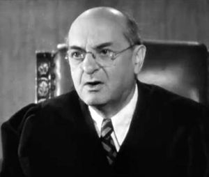 그랜빌 베이츠가 브라이슨 판사 역을 맡았다