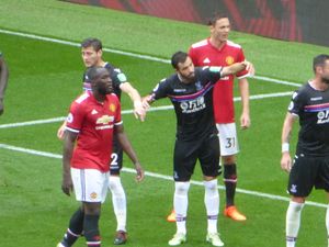 맨체스터 유나이티드를 상대로 경기하는 밀리보예비치