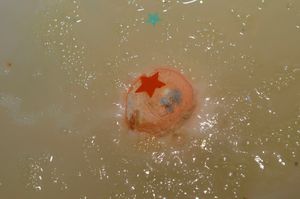 욕조 폭탄이 욕조 물을 끓어오르게 함