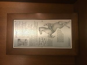 헤지로우 극장의 앤 하딩 기념 명판 (2023년 10월 7일 촬영)