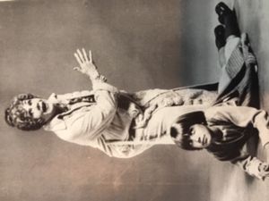 1982년 브로드웨이 프로덕션 애니에서 미스 해니건 역을 맡은 준 해벅, 1982년 앨리슨 커크는 애니 역을 맡았다