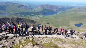 2020년 8월 정상 기둥을 향한 줄의 일부