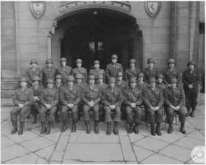 조지 S. 패튼 장군과 제3군 참모진, 1945년. 패튼의 오른쪽에 앉은 사람은 참모장인 호바트 R. 게이 준장이다.