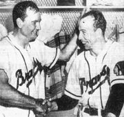 쿠퍼 (왼쪽)는 1950년 노히터 달성 후 배터리 파트너 번 빅포드를 축하하고 있다.