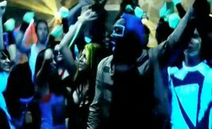 파티 장면으로, (왼쪽부터) Apl.de.ap, 퍼기, will.i.am, Taboo가 "I Gotta Feeling"의 공식 뮤직 비디오에 등장한다.