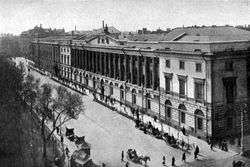 넵스키 대로에 위치한 신고전주의 건물