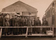 파벨 알렉산드로비치 대공(그룹에서 가장 키가 큰 사람)과 그의 아들 블라디미르(수염이 없는 젊은이)가 전쟁 중