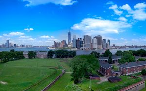 맨해튼 방향을 바라본 사진으로, 제이 요새의 사면(왼쪽)과 병영(오른쪽)이 있다.