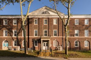 건물 550, 현재는 고등학교。