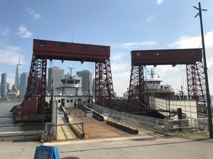 2019년 거버너스 아일랜드의 두 훼리, Governors 1 (왼쪽)와 Lt. Samuel Coursen (오른쪽)이 섬 북쪽 끝의 소이송스 랜딩에 정박해 있다.