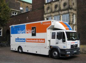 도이칠란트푼크 위성 중계차. 브레멘 글로케 앞에서.