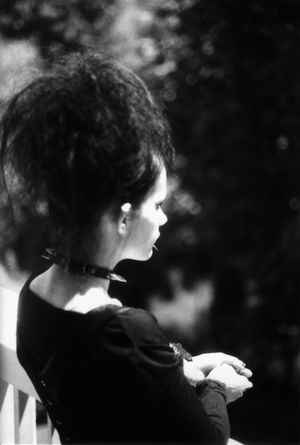 1980년대 고딕 스타일의 옷을 입은 여성